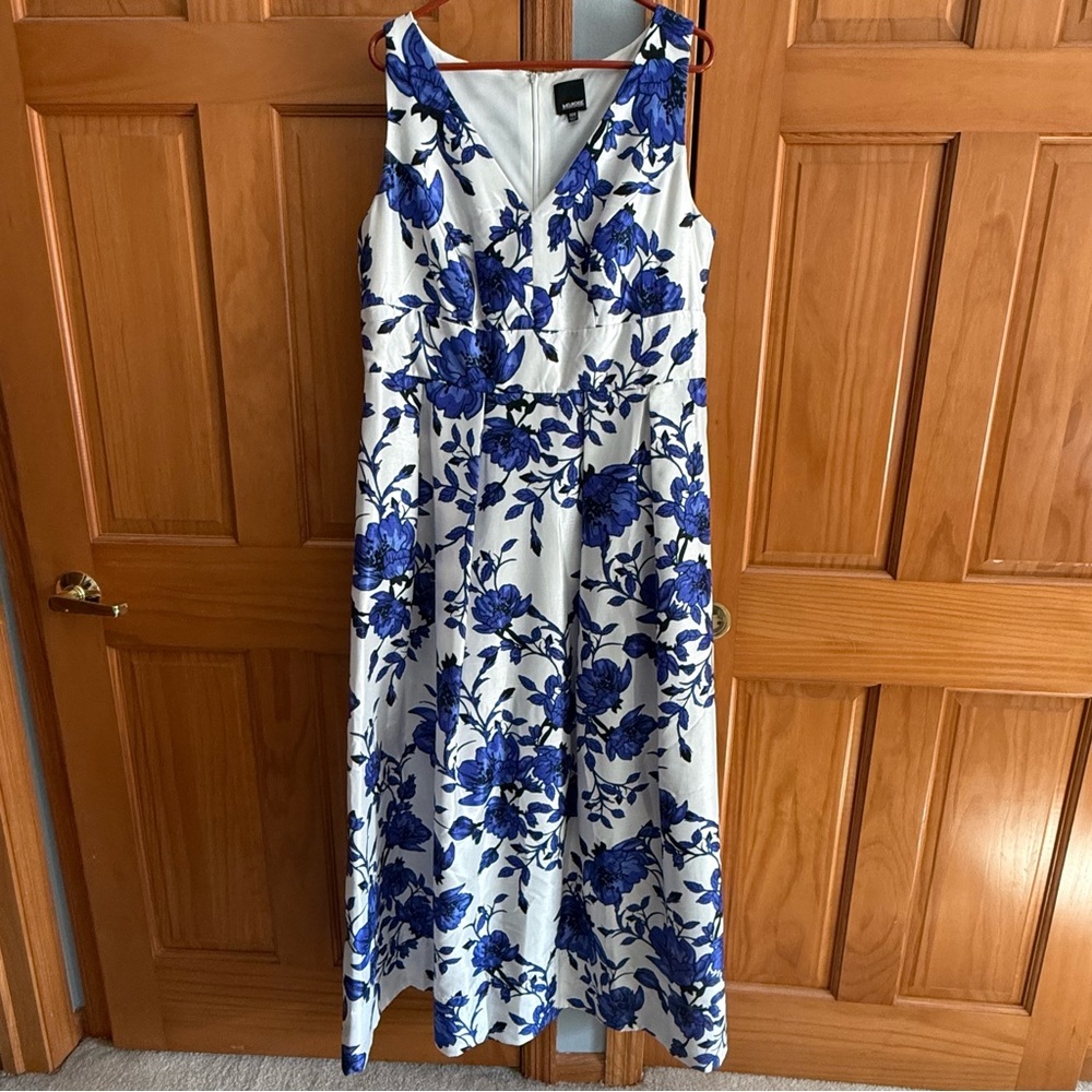 Melrose white dress with blue flowers - Picture 2 of 8